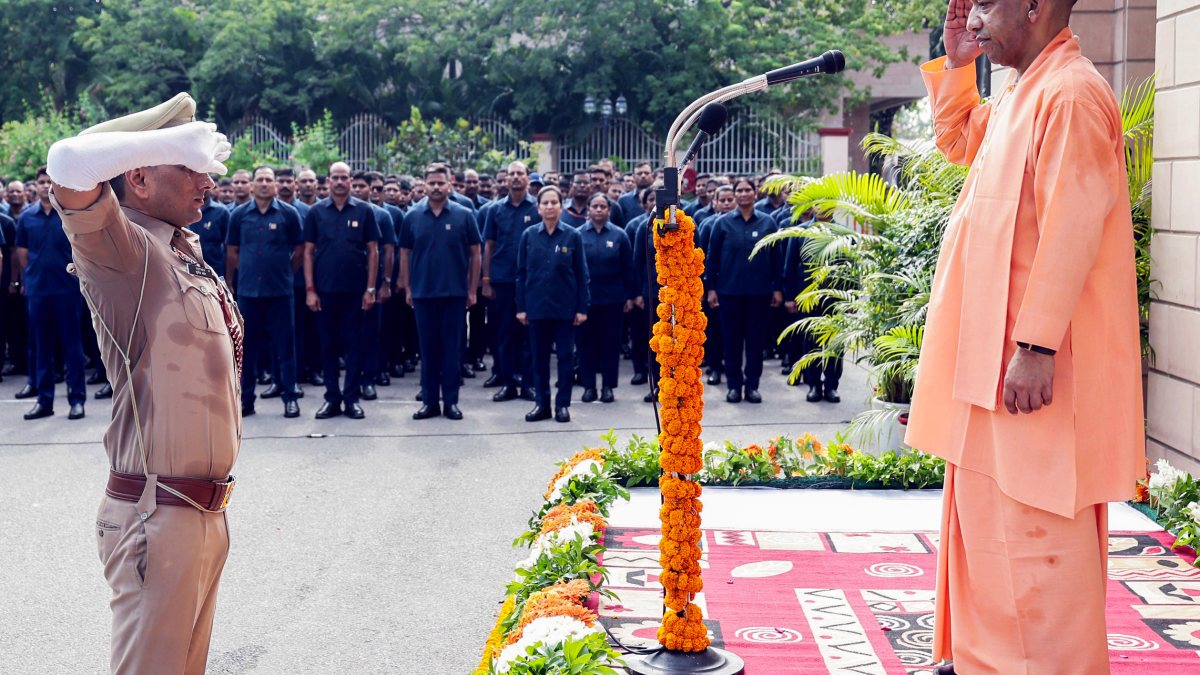 Yogi Adityanath receives guard of honour at Independence Day event