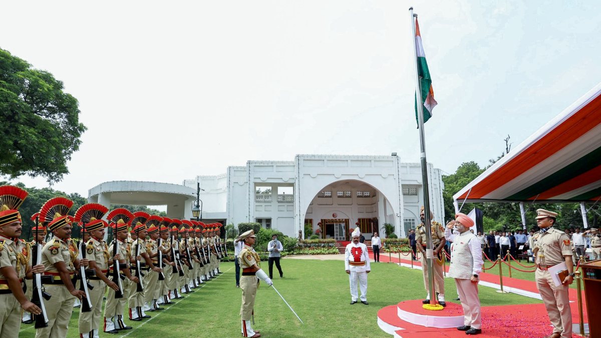 Delhi L-G inspects Guard of Honour at 80th Independence Day event