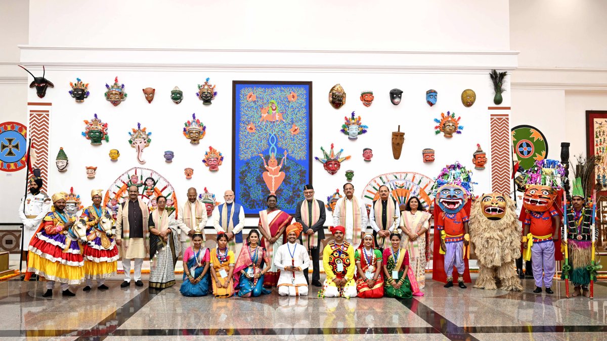 Leaders join artists at Rashtrapati Bhavan At Home Reception
