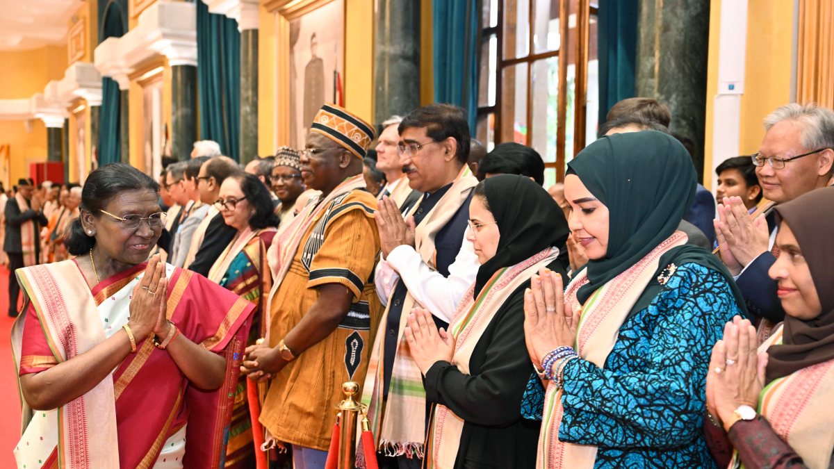 President Murmu greets guests at Rashtrapati Bhavan reception