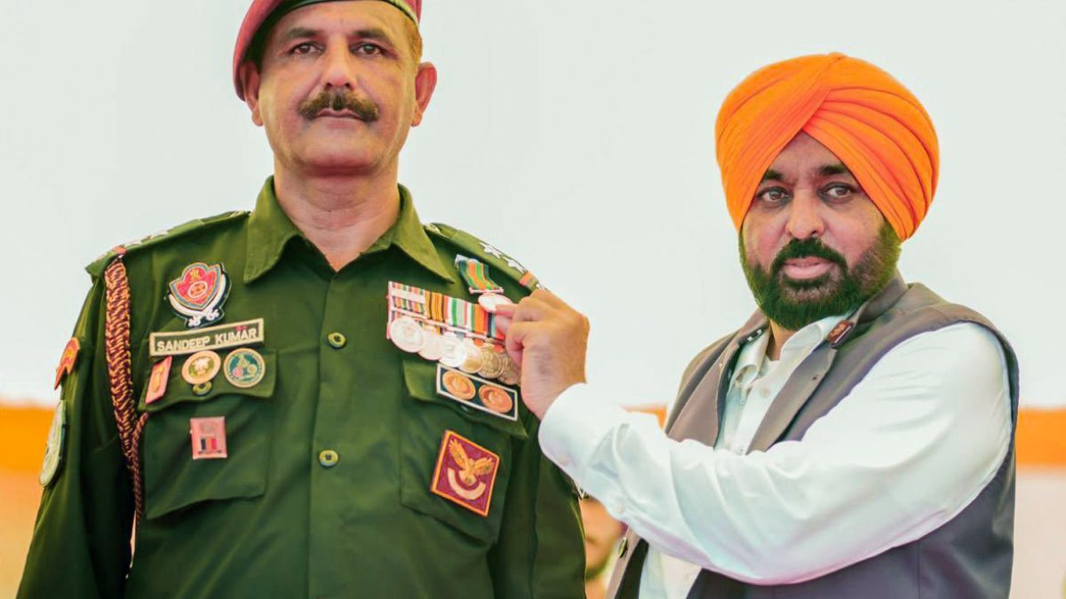 Punjab CM honours officer at Hussainiwala on Independence Day
