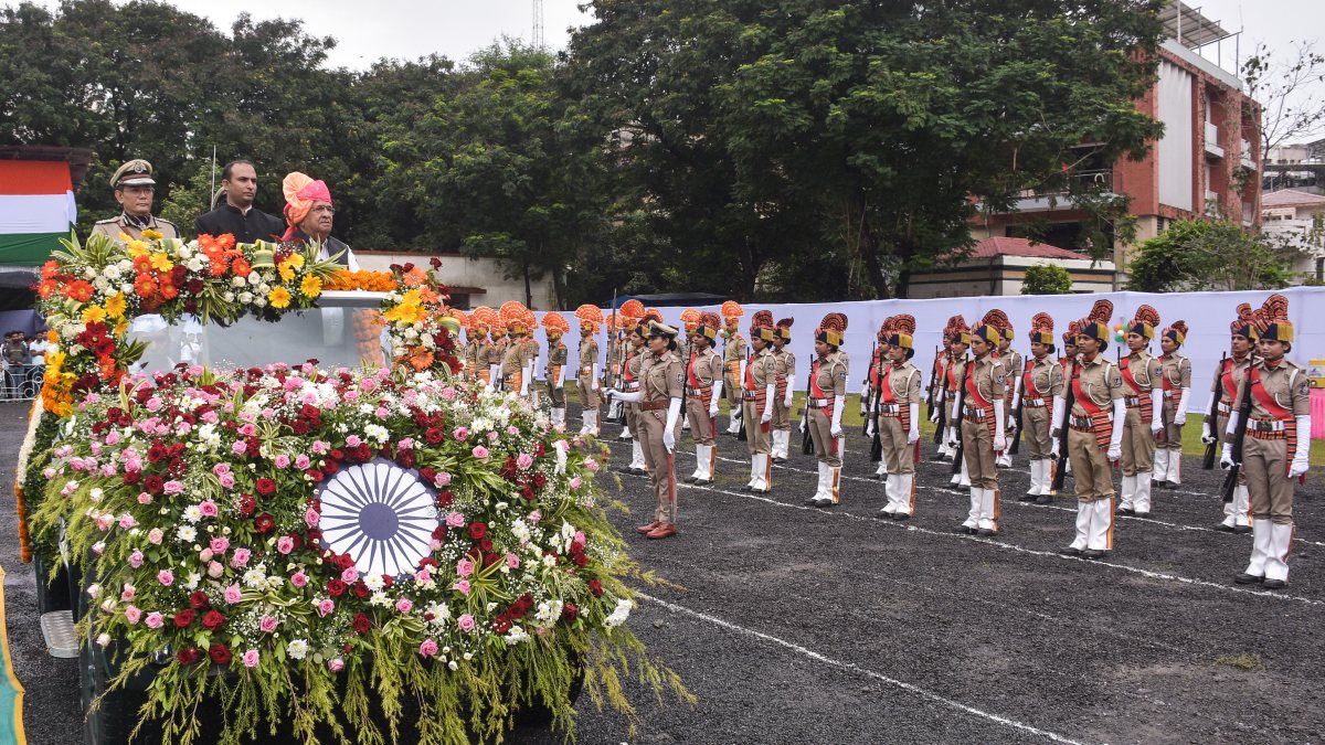 Gujarat Finance Minister inspects Guard of Honour at Surat I-Day event