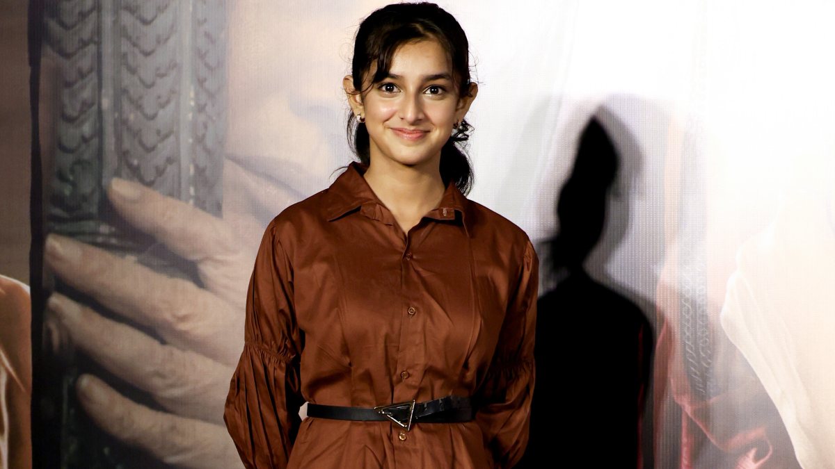 Shivika Rishi glams up at 'Batwara 1947' screening in Mumbai