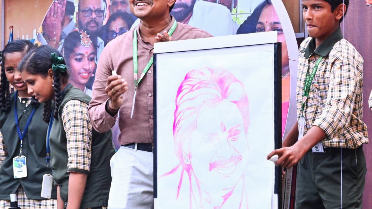 Artist unveils Pawan Kalyan sketch at Independence Day event
