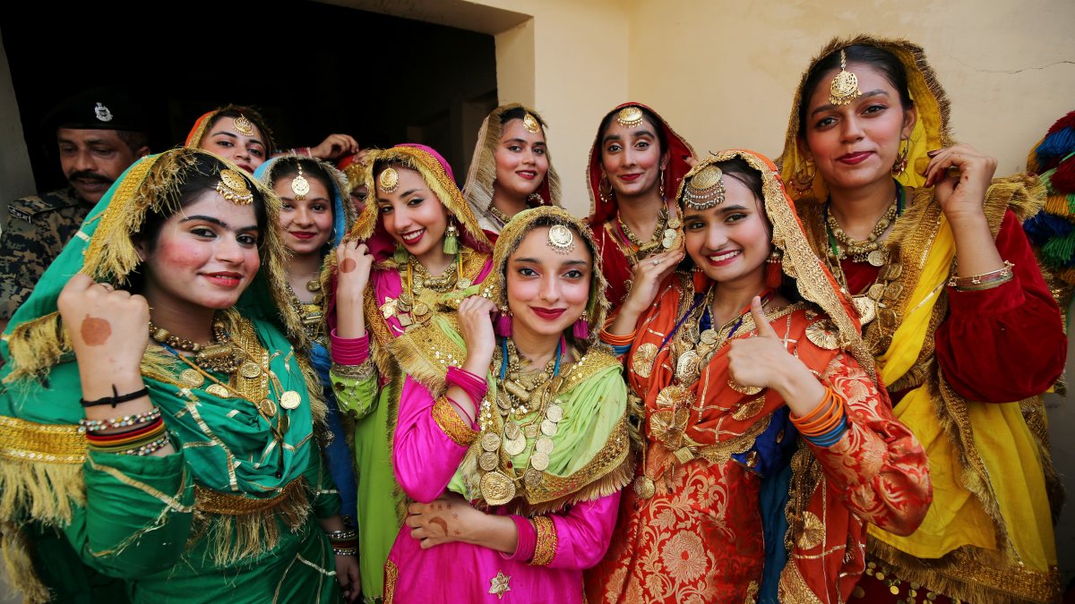 Students in Punjabi attire at Beating Retreat, Attari Wagha
