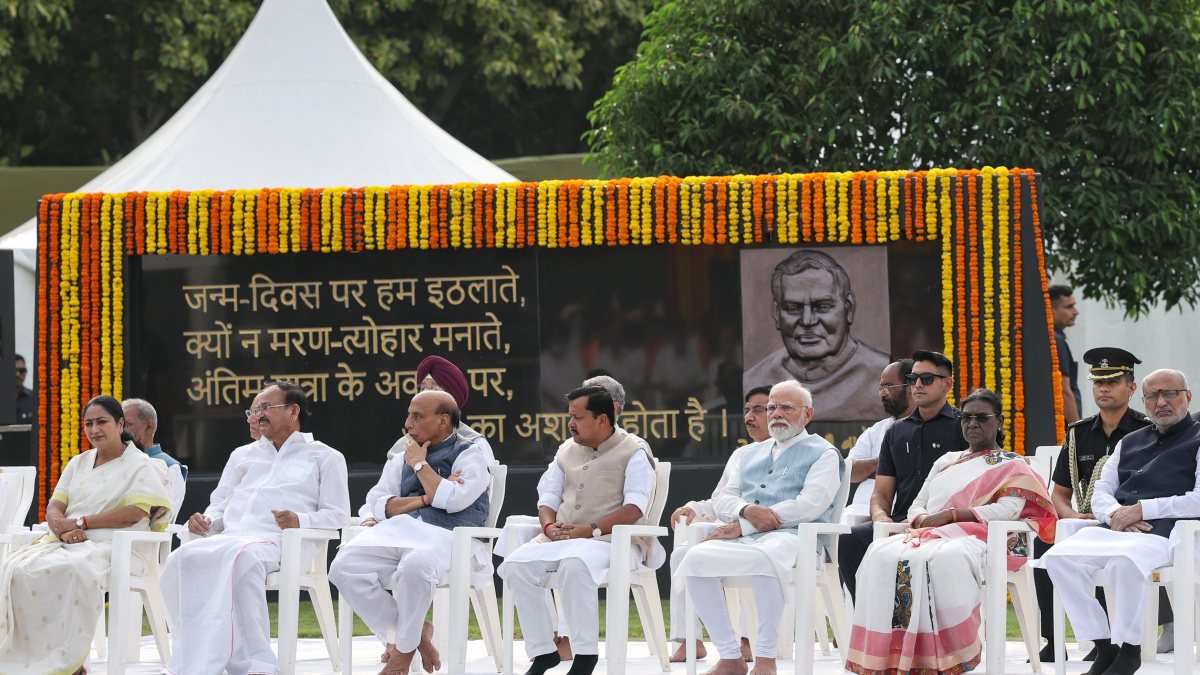 Modi leads tributes at Vajpayee memorial on death anniversary