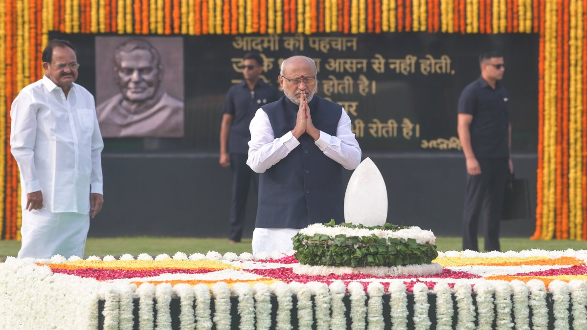 VP pays tributes to Vajpayee on 8th death anniversary