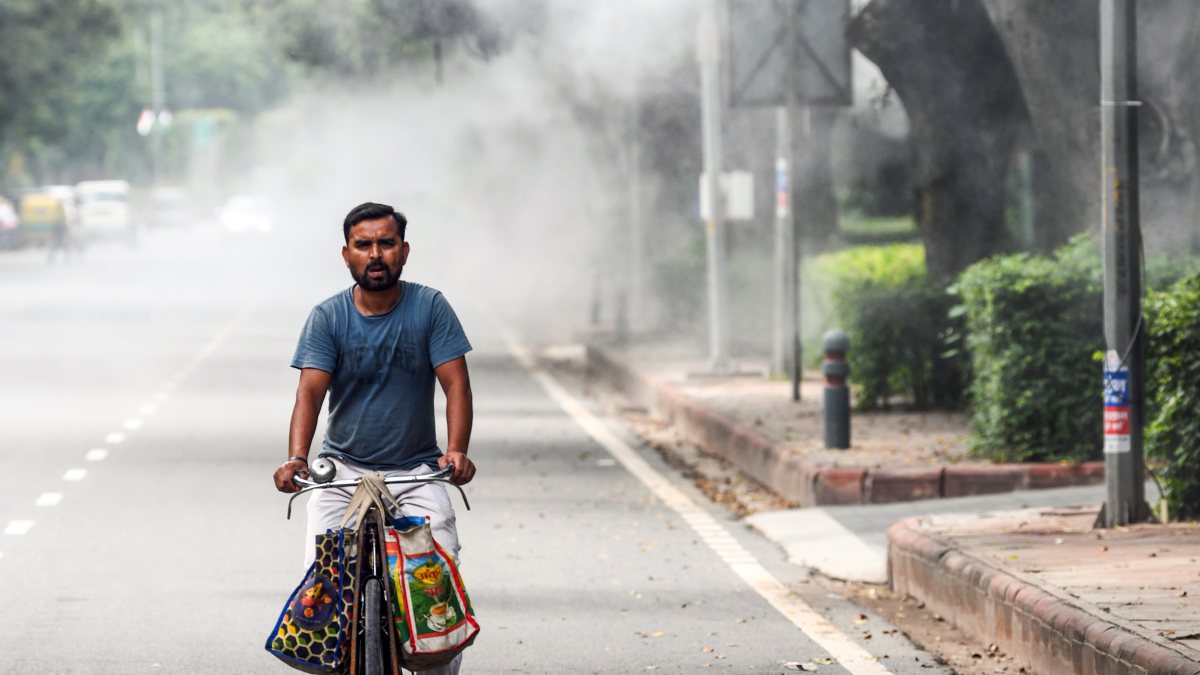 Delhi mist-spraying system operates to curb air pollution
