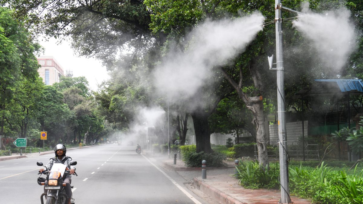 Delhi deploys mist-spraying systems to curb air pollution