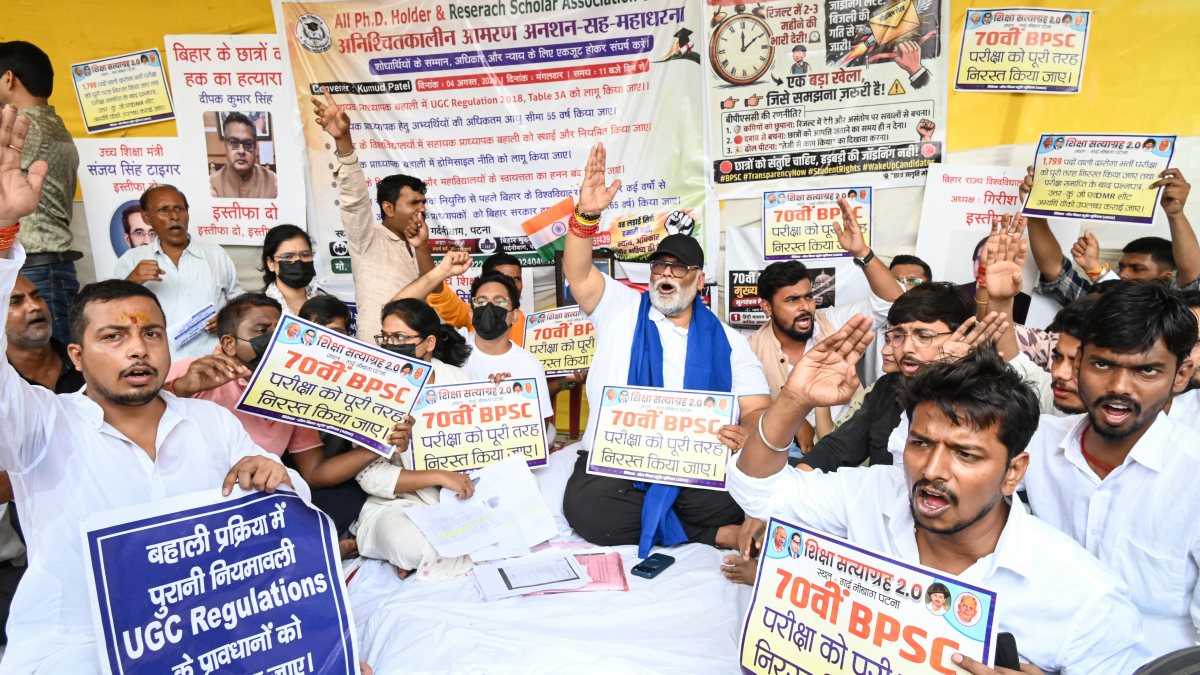 Purnea MP Pappu Yadav fasts for students' demands in Patna