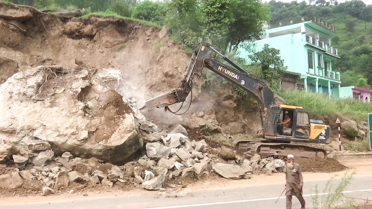 BRO clears landslide debris on Rajouri-Poonch highway