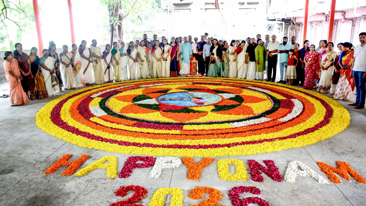 Malayali women make pookalam for Onam in Bhopal