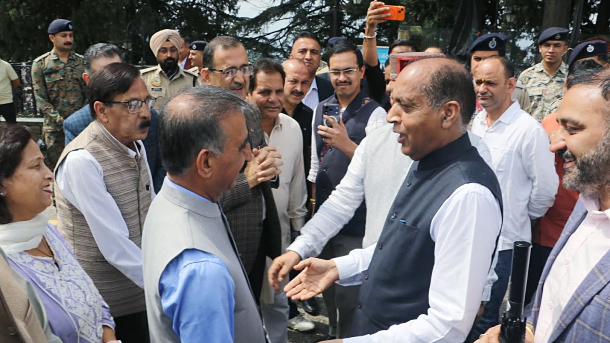 Himachal CM Sukhu, LoP Thakur meet at Vajpayee event