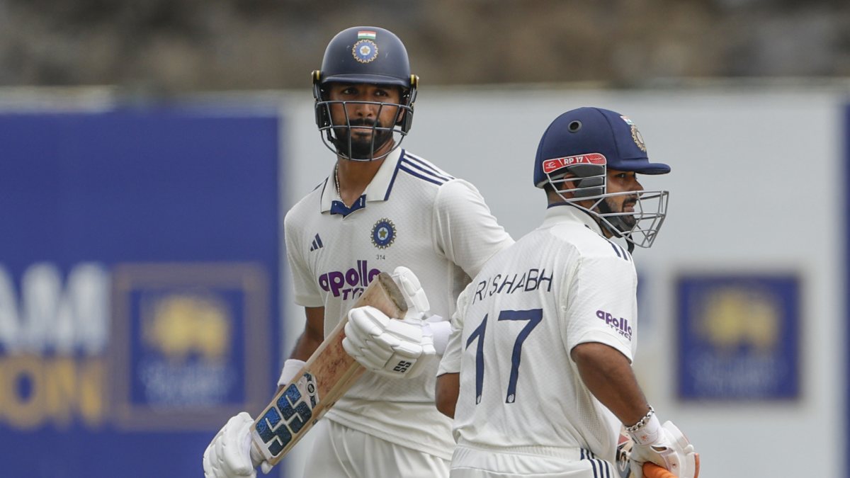 India openers steady after early wickets on day 2 in Galle
