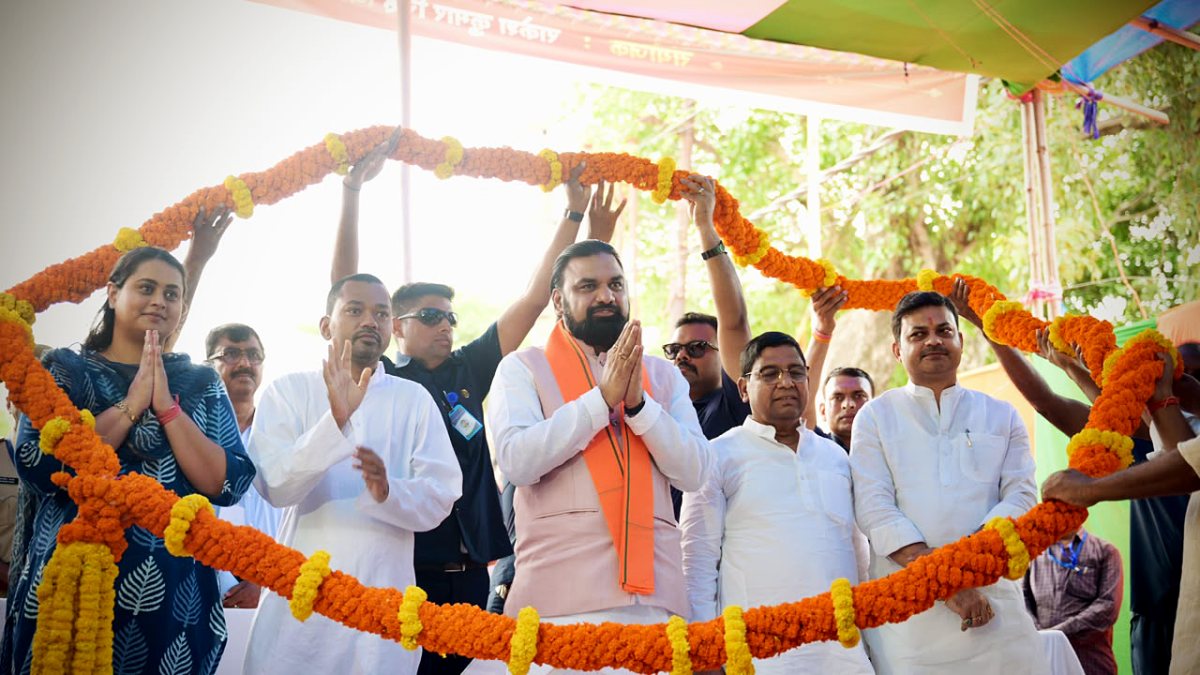 Bihar CM unveils Patel statue in Jamui, garlanded by supporters