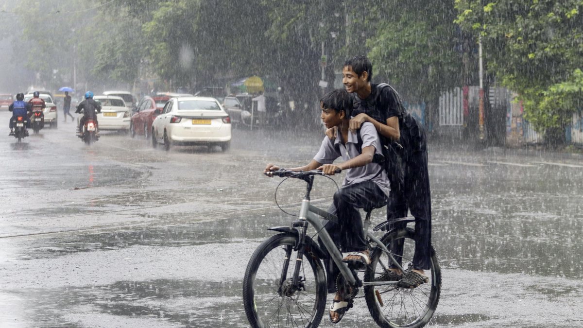 Kolkata commuters brave heavy rainfall on waterlogged streets