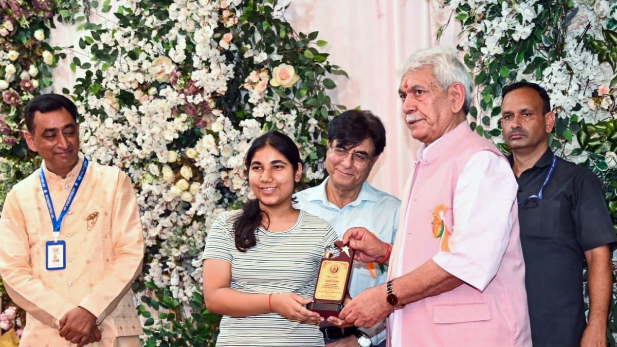 Jammu LG felicitates KP Volunteer at Foundation Day event