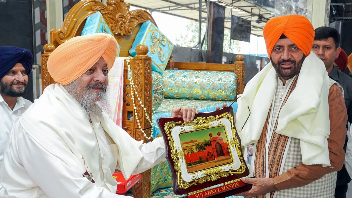 Haryana CM Saini visits Sulhakul Satsang Mandir in Amritsar