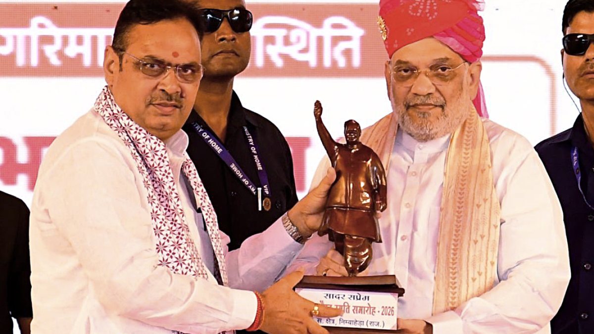 Amit Shah receives memento at Atal Gaurav Smriti Samaroh