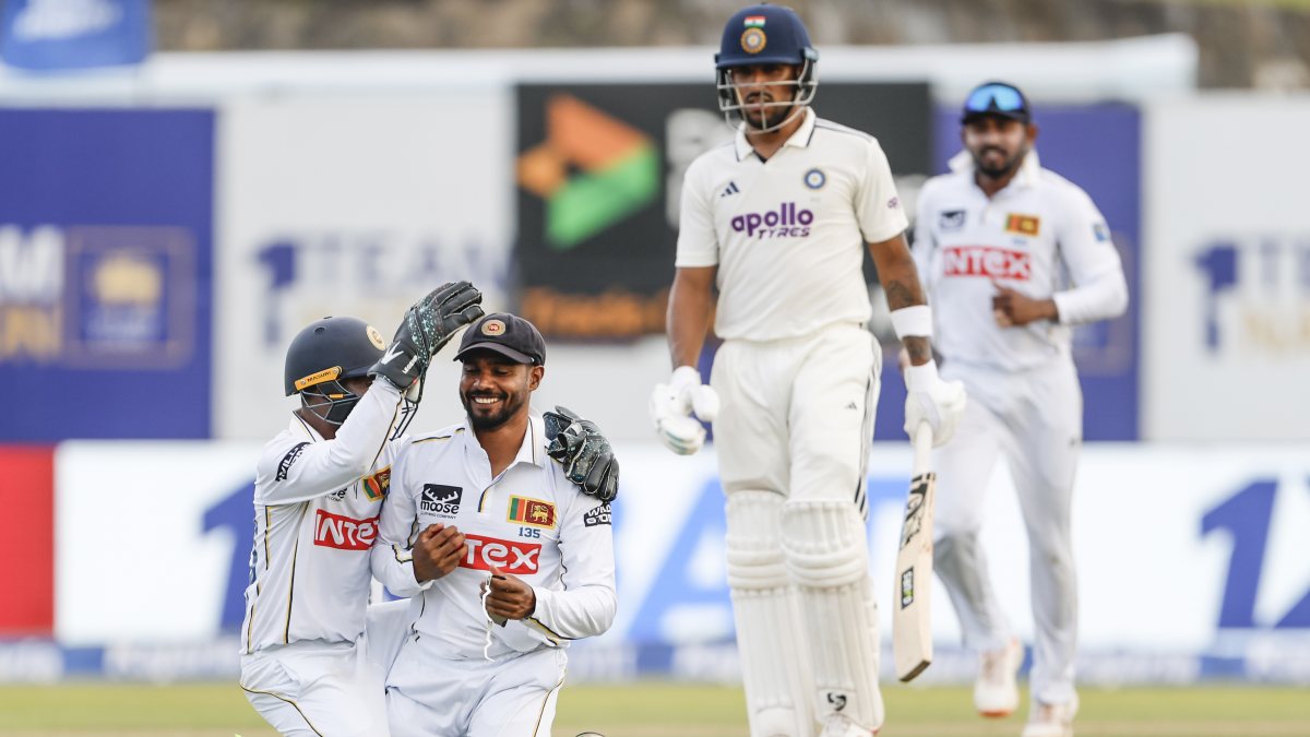 Dhananjaya de Silva takes stunning catch to dismiss Jurel on day 2