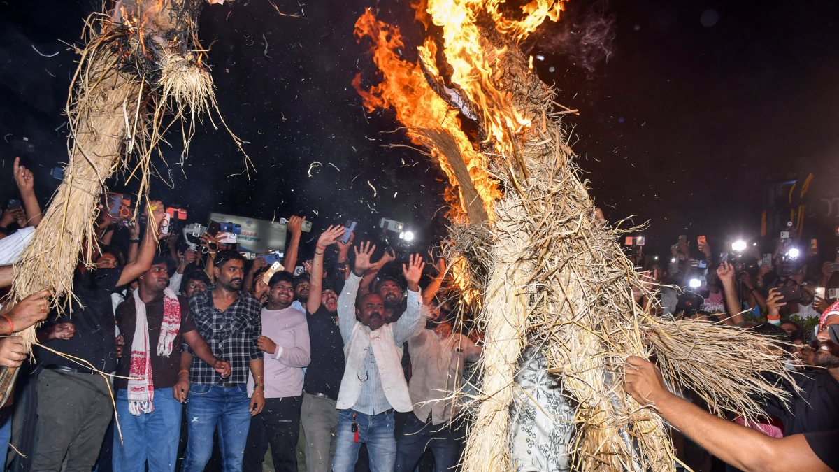Students burn effigies in Ranchi protest over recruitment exam irregularities