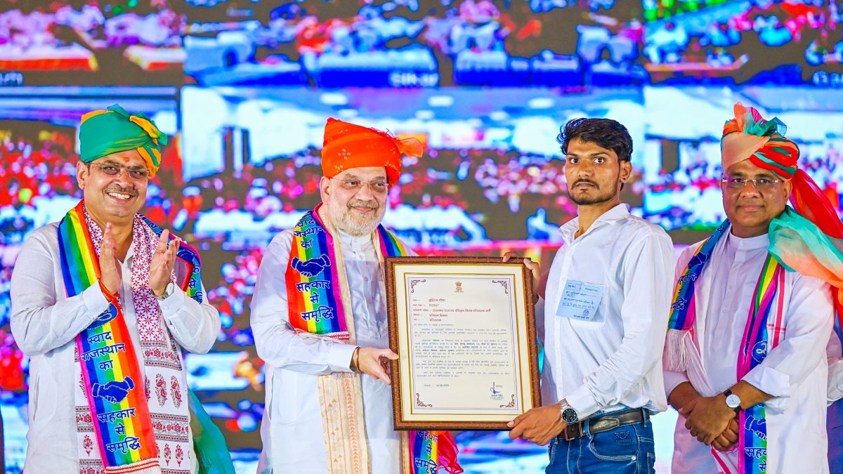 Shah presents job letters at Rozgar Utsav in Alwar
