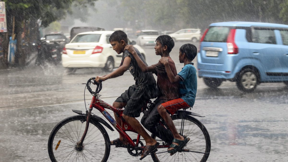 Kolkata commuters brave heavy rainfall on waterlogged streets