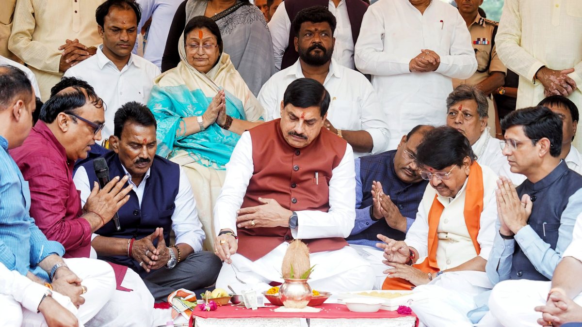 MP CM performs bhoomipujan for Vajpayee statue in Indore