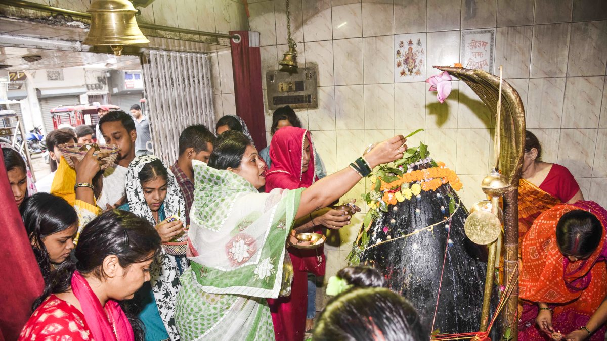 Devotees offer prayers on third Monday of Shravan in Patna