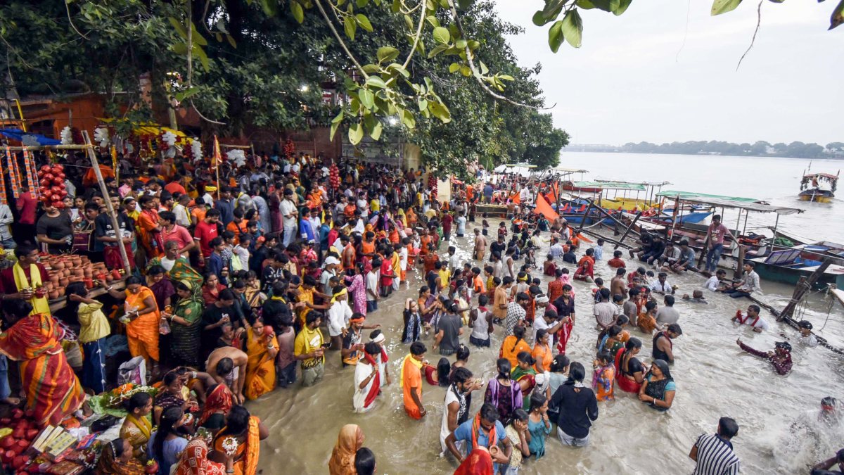 Devotees throng Kali Ghat for Shravan third Monday dip