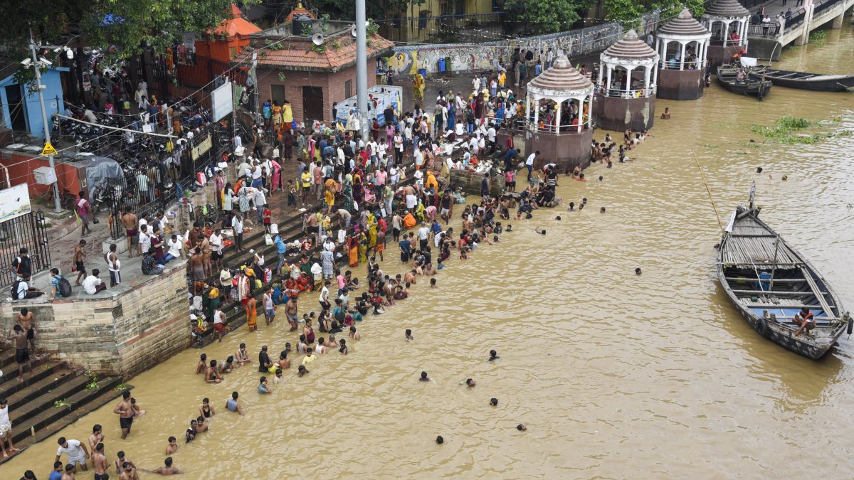 Devotees throng Gandhi Ghat on third Shravan Monday