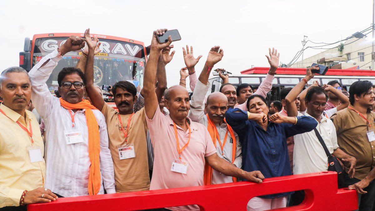 J&K L-G flags off first batch of Shri Budha Amarnath Yatra