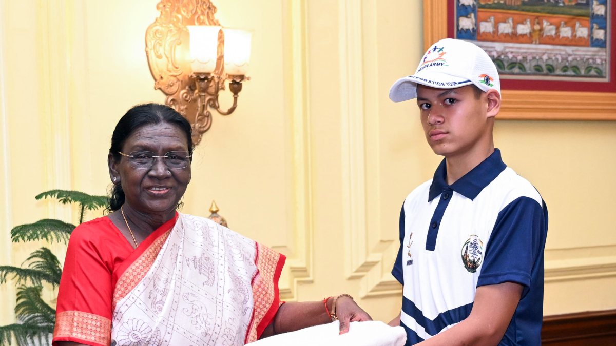 President Murmu meets Kumaon border students at Rashtrapati Bhavan