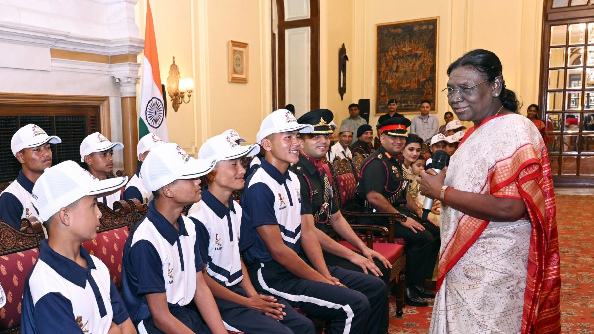 President Murmu meets Kumaon border students at Rashtrapati Bhavan