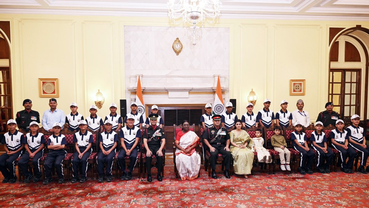 President Murmu meets Kumaon border students at Rashtrapati Bhavan