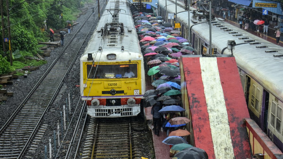 Heavy rain disrupts commute at Kolkata railway station