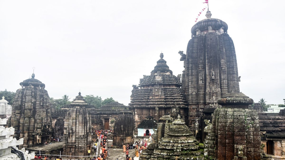 Kanwariya devotees queue for Jalabhishek at Lingaraj Temple