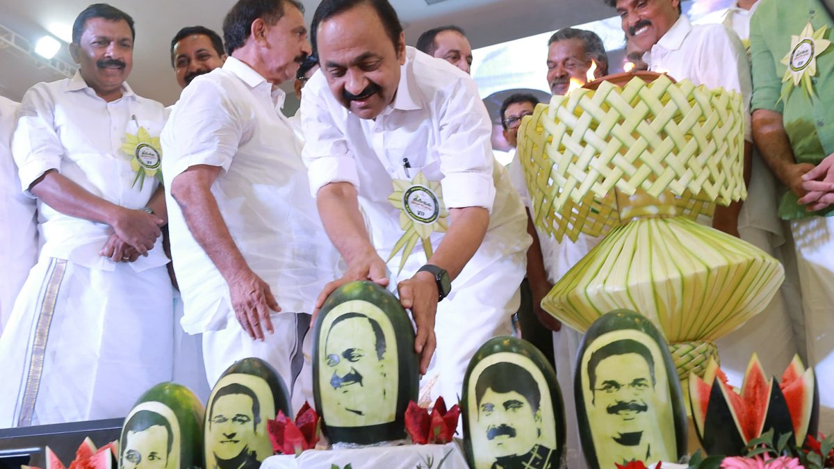 Keralam CM Satheesan unveils watermelon portrait at Farmers' Day