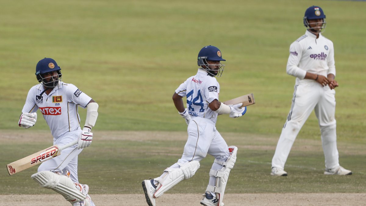 Sri Lanka batsmen run between wickets on day 3 of first Test