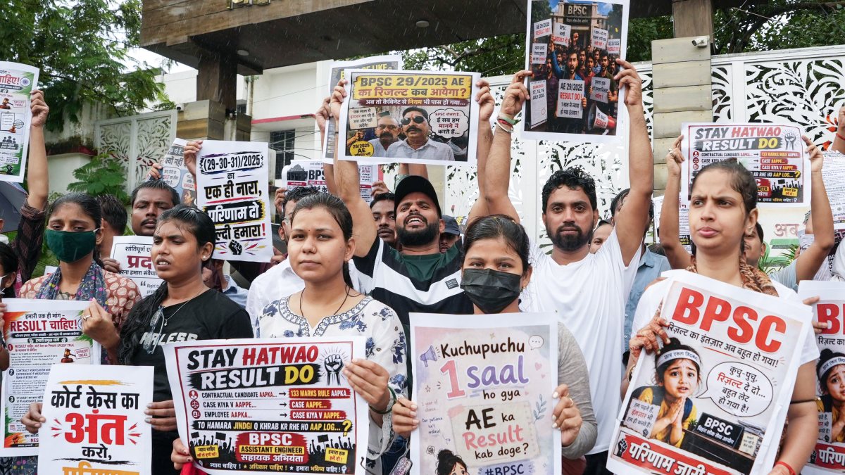 Bihar engineer aspirants protest outside BPSC office in Patna