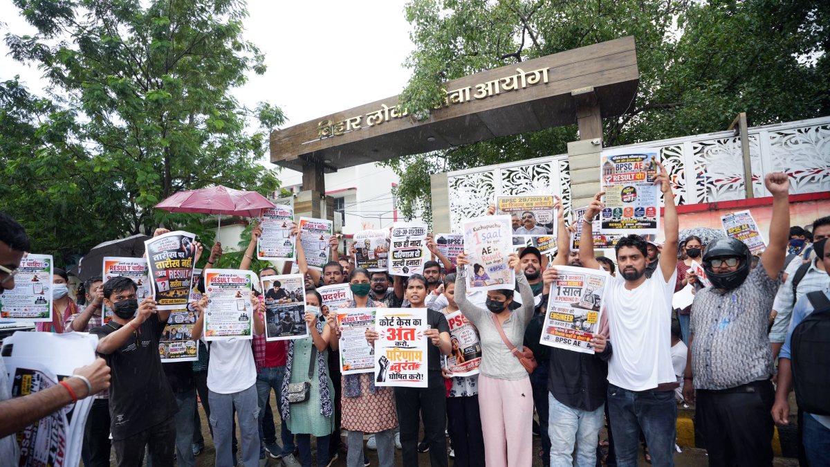 Assistant Engineer aspirants protest outside BPSC office in Patna
