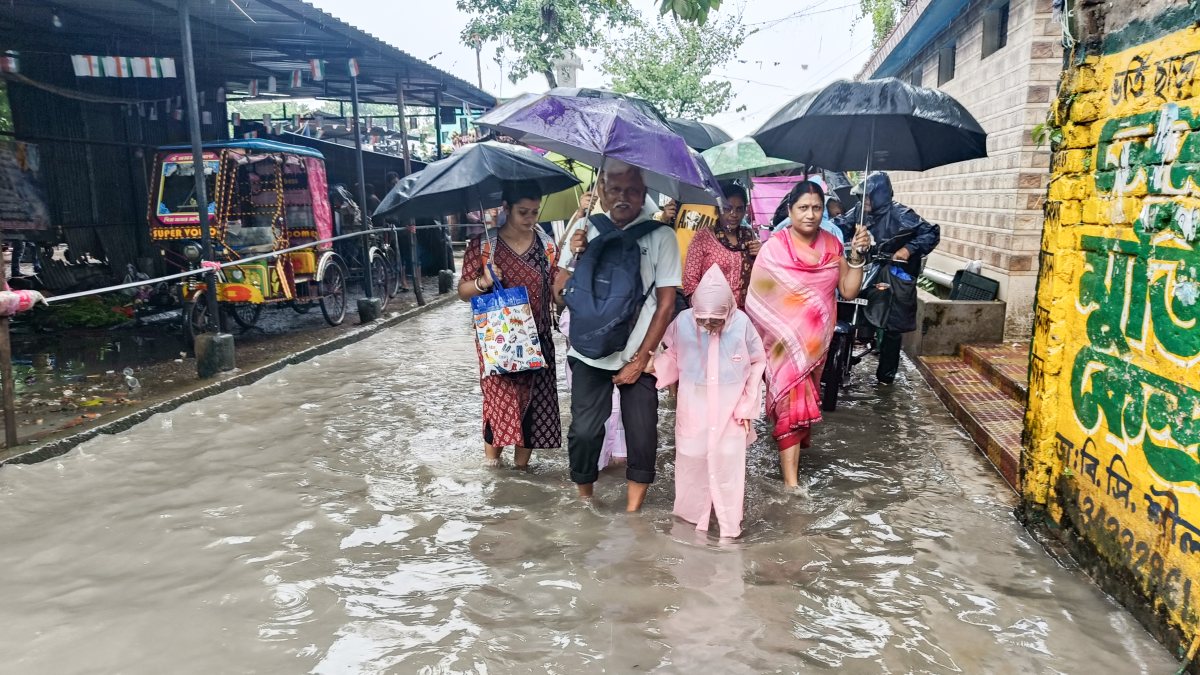 Monsoon rains flood Howrah streets, residents wade through water