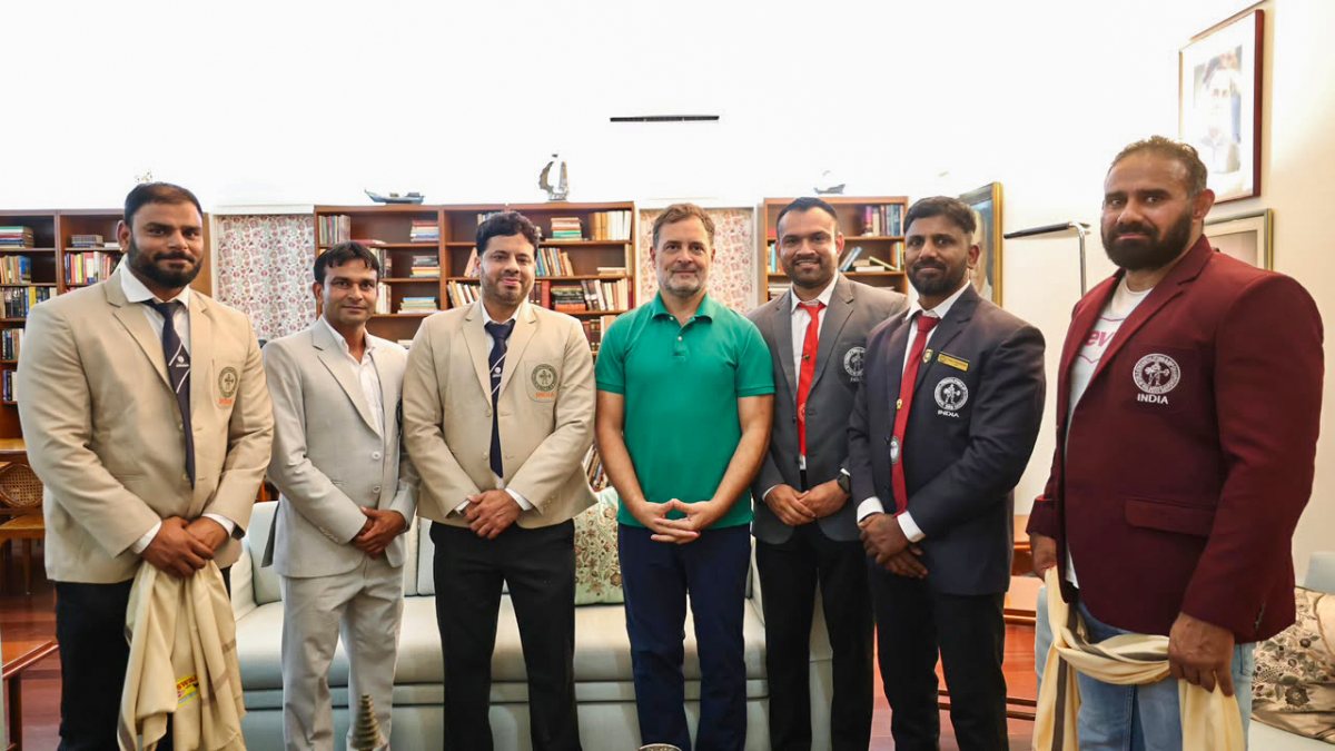 Rahul Gandhi meets national weightlifting champions in Delhi