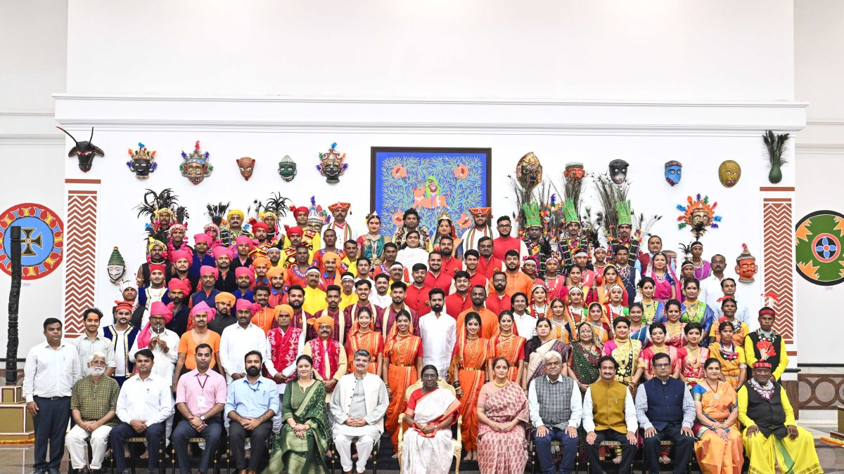 President Murmu poses with folk artists at I-Day reception