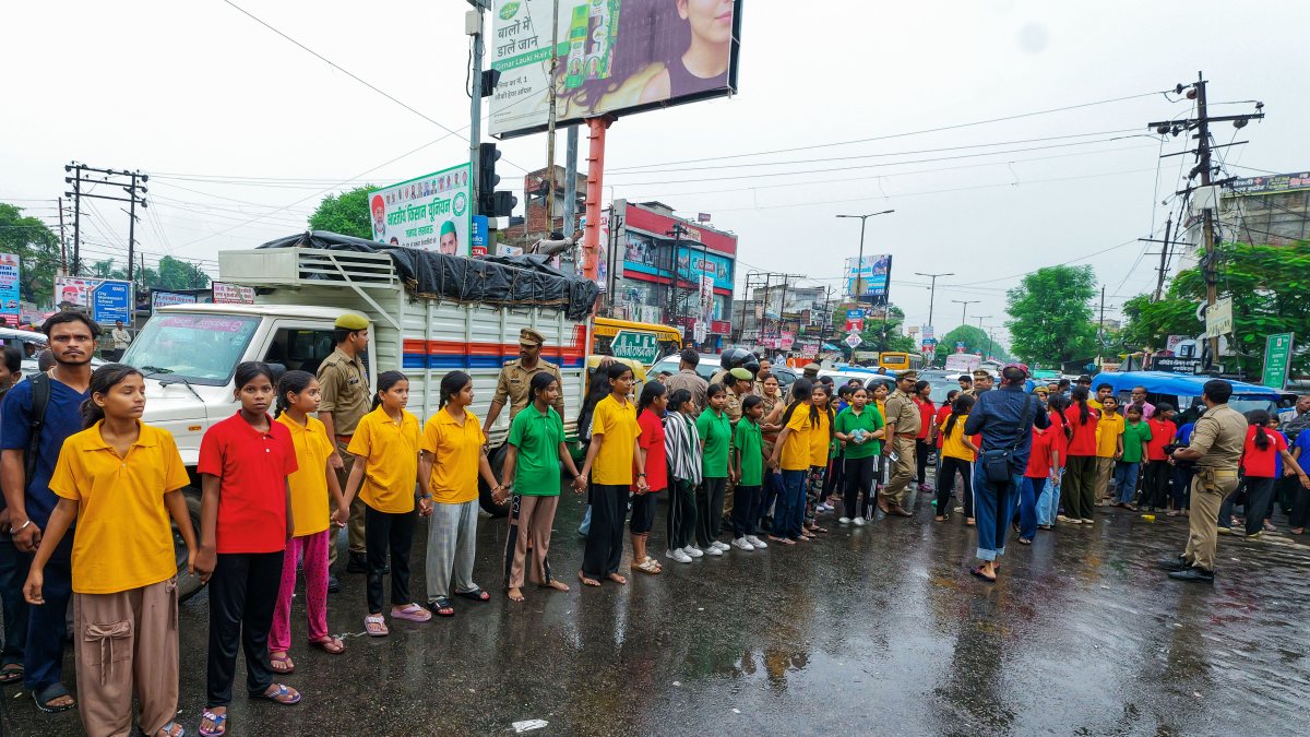Lucknow students block road over teacher shortage, bad road