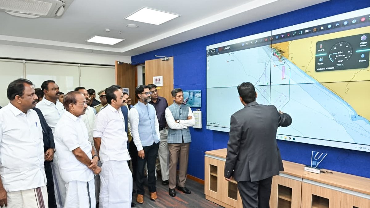 Kerala CM reviews traffic system at Vizhinjam seaport
