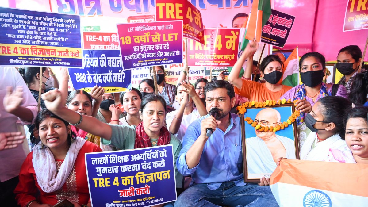 BPSC aspirants protest in Patna for single-exam format