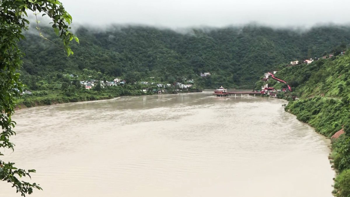 Alakhnanda River reaches temple platform after three days of rain
