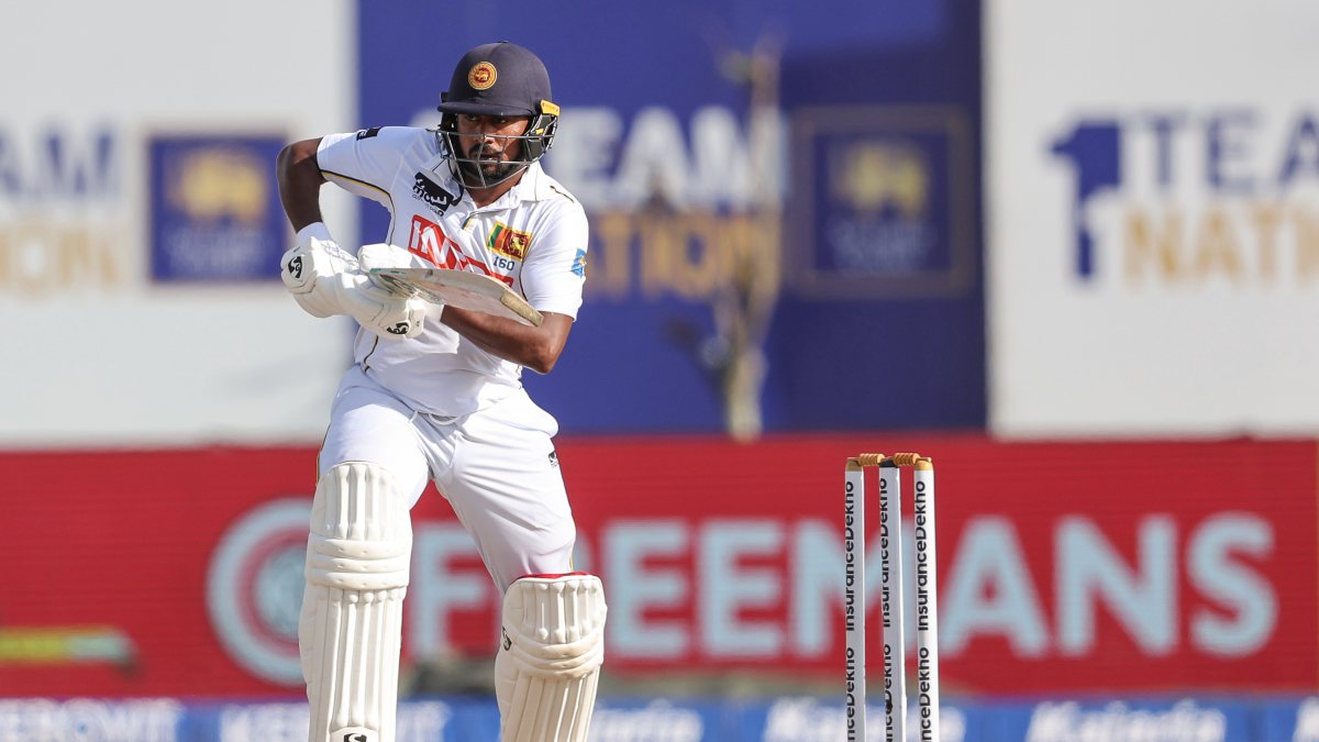 Kamindu Mendis bats on day 4 of first Test in Galle