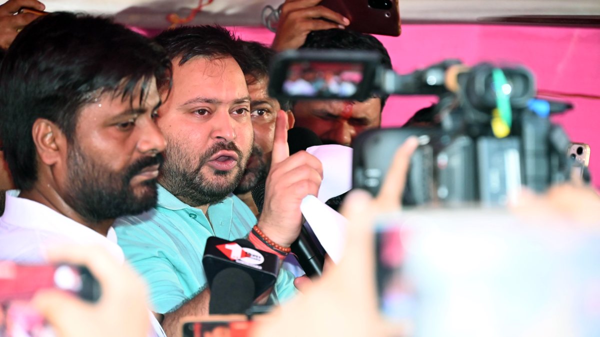 Tejashwi Yadav visits Patna protest site, backs aspirants' demands